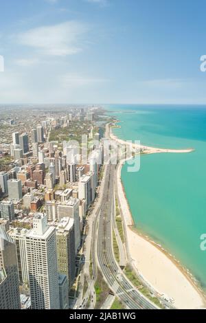 Blick auf Northern Chicago und Lake Michigan an einem warmen Frühlingstag, Chicago, IL, USA. Chicago Gold Coast Stockfoto