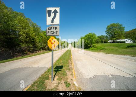 Halten Sie sich rechts auf der Route 66 in der Nähe von Devils Elbow, Missouri, USA. Die Straße ist eine der ursprünglichen Strecken der Route 66 und ist in vier Fahrspuren aufgeteilt Stockfoto