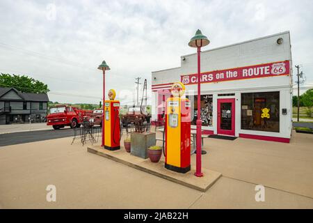 Cars on the Route, Galena KS, USA. Ehemalige Kan-O-Tex-Tankstelle mit Anspielungen auf den Film 'Cars'. Route 66 Halt in Galena, Kansas, USA Stockfoto