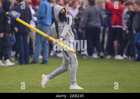 Solihull, Großbritannien. 29.. Mai 2022. Ein junger Fan von Solihull Moors mit der Eckflagge in Solihull, Vereinigtes Königreich am 5/29/2022. (Foto von Gareth Evans/News Images/Sipa USA) Quelle: SIPA USA/Alamy Live News Stockfoto