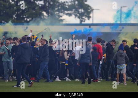 Solihull, Großbritannien. 29.. Mai 2022. Fans von Solihull Moors feiern ihren Mannschaften-Sieg auf dem Platz in Solihull, Großbritannien am 5/29/2022. (Foto von Gareth Evans/News Images/Sipa USA) Quelle: SIPA USA/Alamy Live News Stockfoto