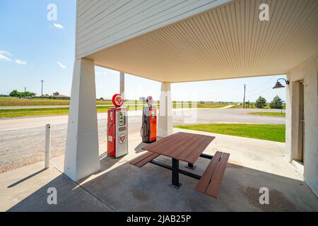 Lucilles historische Autobahn-Tankstelle, auch bekannt als Provine-Tankstelle, eine restaurierte Tankstelle an der Route 66, Hydro, Oklahoma, USA Stockfoto