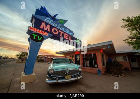 Blue Swallow Motel, Tucumcari, New Mexico NM, USA. Mit der Werbung „100 % gekühlte Luft“ ist das Motel eine beliebte Route 66 Attraktion und ist zeitgemäß. Stockfoto