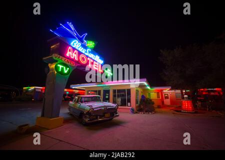 Blue Swallow Motel, Tucumcari, New Mexico NM, USA. Mit der Werbung „100 % gekühlte Luft“ ist das Motel eine beliebte Route 66 Attraktion und ist zeitgemäß. Stockfoto