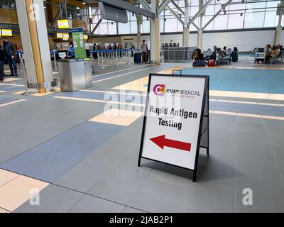 Vancouver, Kanada - Januar 15,2022: Blick auf die Rapid Antigen-Tests von CVM Medical am Vancouver International Airport (YVR) Stockfoto