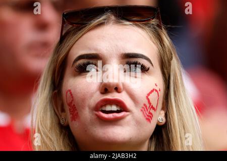 Ein Nottingham Forest-Fan in den Tribünen, der während des Play-off-Finales der Sky Bet Championship im Wembley Stadium, London, Gesichtsfarbe trägt. Bilddatum: Sonntag, 29. Mai 2022. Stockfoto