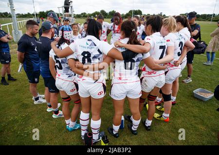 London, Großbritannien. 28.. Mai 2022. Das Hongkonger Frauenteam bereitet sich während der Aktion der britischen Super Sevens Series gegen Savvy Panthers beim Londoner Irish Sunbury RFC in London vor. Kredit: SOPA Images Limited/Alamy Live Nachrichten Stockfoto