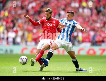 Philip Zinckernagel von Nottingham Forest (links) und Jonathan Hogg von Huddersfield Town (links) kämpfen im Play-off-Finale der Sky Bet Championship im Wembley Stadium, London, um den Ball. Bilddatum: Sonntag, 29. Mai 2022. Stockfoto