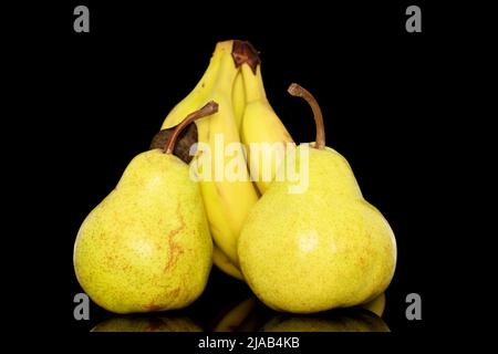 Zwei saftige, leuchtend gelbe Birnen und ein paar Bananen, aus der Nähe, isoliert auf schwarzem Hintergrund. Stockfoto