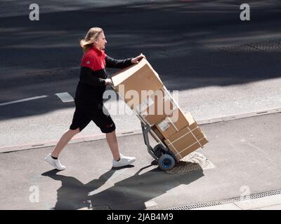 Dynamic Parcel Distribution, DPDgroup, uniformierte DPD-Fahrer mit Paketzustellung in London Stockfoto