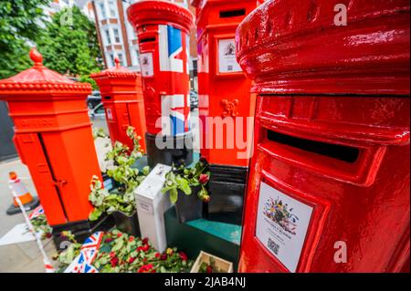 London, Großbritannien. 29.. Mai 2022. Vintage-Briefkästen zur Feier der 70-jährigen Regierungszeit, die für Caogen kreatiert wurden - leider wurde die Blumenanzeige zerstört, Trotz des Zeichens und einer Mitteilung, die besagt, dass es bis zum Jubiläum stattfinden wird - Es gibt in der Regel ein königliches Thema, um das Platin-Jubiläum der Königin in Chelsea in Bloom am Rande der RHS Chelsea Flower Show 2022 zu feiern. Kredit: Guy Bell/Alamy Live Nachrichten Stockfoto