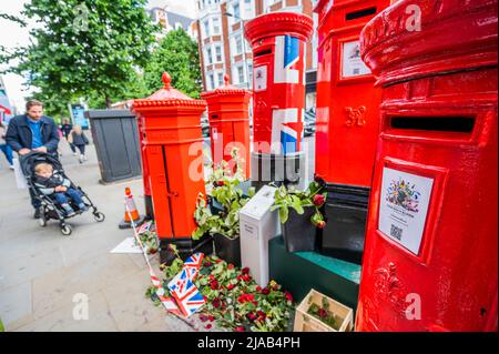 London, Großbritannien. 29.. Mai 2022. Vintage-Briefkästen zur Feier der 70-jährigen Regierungszeit, die für Caogen kreatiert wurden - leider wurde die Blumenanzeige zerstört, Trotz des Zeichens und einer Mitteilung, die besagt, dass es bis zum Jubiläum stattfinden wird - Es gibt in der Regel ein königliches Thema, um das Platin-Jubiläum der Königin in Chelsea in Bloom am Rande der RHS Chelsea Flower Show 2022 zu feiern. Kredit: Guy Bell/Alamy Live Nachrichten Stockfoto