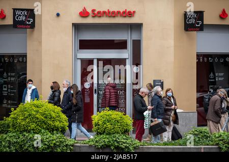 Fußgänger kommen an der spanischen multinationalen Geschäftsbank und der spanischen Bank für Finanzdienstleistungen, der Santander Bank, vorbei. Stockfoto