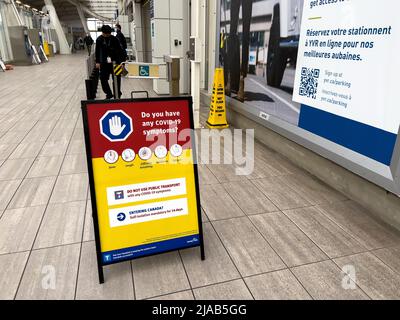 Vancouver, Kanada - 15,2022. Januar: Sicht auf das Zeichen Haben Sie Covid-19-Symptome am internationalen Flughafen von Vancouver (YVR) Stockfoto