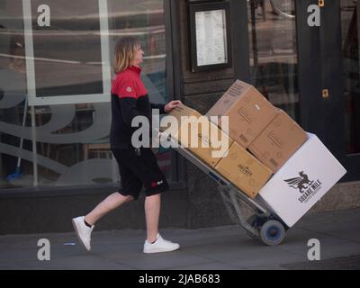 Dynamic Parcel Distribution, DPDgroup, uniformierte DPD-Fahrer mit Paketzustellung in London Stockfoto