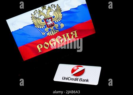 Rom, Italien. 28.. Mai 2022. Logos der italienischen Banken auf Smartphones angezeigt "Intesa San Paolo" und UniCredit Bank mit der russischen Flagge Personal-Computer-Hintergrund, (Russland verschärft seinen Griff auf italienische Konten in Intesa Sanpaolo und UniCredit. Dies entspricht einer ähnlichen Maßnahme, die die EU nach der Invasion der Ukraine am 24. Februar auf russische Bürger angewendet hat.) (Foto: Andrea Ronchini/Pacific Press) Quelle: Pacific Press Media Production Corp./Alamy Live News Stockfoto