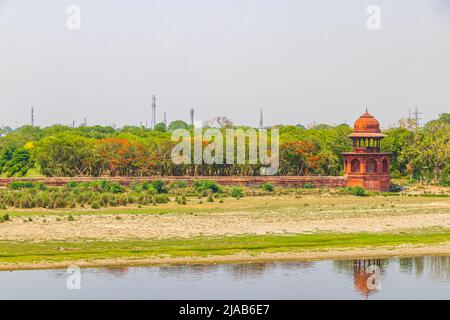 Yamuna Ghat Fluss am Taj Mahal in Agra India Mogul Marmor Mausoleum und Panorama der berühmten 17. Jahrhundert symmetrischen Gärten. Stockfoto