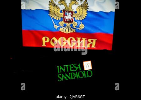 Rom, Italien. 28.. Mai 2022. Logos der italienischen Banken auf Smartphones angezeigt "Intesa San Paolo" und UniCredit Bank mit der russischen Flagge Personal-Computer-Hintergrund, (Russland verschärft seinen Griff auf italienische Konten in Intesa Sanpaolo und UniCredit. Dies entspricht einer ähnlichen Maßnahme, die die EU nach der Invasion der Ukraine am 24. Februar auf russische Bürger angewendet hat.) (Foto: Andrea Ronchini/Pacific Press) Quelle: Pacific Press Media Production Corp./Alamy Live News Stockfoto