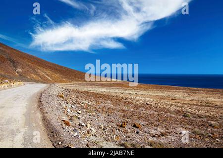 Wunderschöne Küstenstraße, trockene, trockene und trockene Landschaft, blauer atlantik - Roadtrip nach Punta de Jandia, Fuerteventura Stockfoto