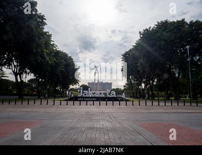 Jakarta, Indonesien - 10. Mai 2022: Das West Irian Liberation Monument ist ein modernistisches Denkmal der Nachkriegszeit am Banteng Square, Jakarta, Indonesien. Stockfoto