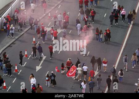 Gesamtansicht der Liverpool-Fans vom Dach des Hilton Hotels während der Trophäenparade in Liverpool. Bilddatum: Sonntag, 29. Mai 2022. Stockfoto