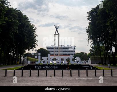 Jakarta, Indonesien - 10. Mai 2022: Das West Irian Liberation Monument ist ein modernistisches Denkmal der Nachkriegszeit am Banteng Square, Jakarta, Indonesien. Stockfoto