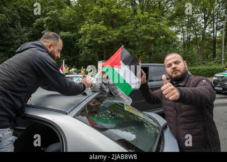 Berlin, Deutschland. 29.. Mai 2022. Pro-palästinensische Demonstranten versammelten sich am 29. Mai 2022 in Berlin wegen einer Autokolonne, um den Tod der palästinensisch-amerikanischen Journalistin Shereen Abu Aqleh zu verurteilen. (Foto: Michael Kuenne/PRESSCOV/Sipa USA) Quelle: SIPA USA/Alamy Live News Stockfoto