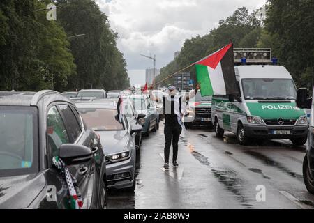 Berlin, Deutschland. 29.. Mai 2022. Pro-palästinensische Demonstranten versammelten sich am 29. Mai 2022 in Berlin wegen einer Autokolonne, um den Tod der palästinensisch-amerikanischen Journalistin Shereen Abu Aqleh zu verurteilen. (Foto: Michael Kuenne/PRESSCOV/Sipa USA) Quelle: SIPA USA/Alamy Live News Stockfoto
