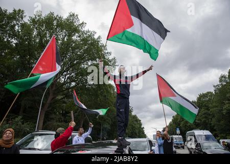 Berlin, Deutschland. 29.. Mai 2022. Pro-palästinensische Demonstranten versammelten sich am 29. Mai 2022 in Berlin wegen einer Autokolonne, um den Tod der palästinensisch-amerikanischen Journalistin Shereen Abu Aqleh zu verurteilen. (Foto: Michael Kuenne/PRESSCOV/Sipa USA) Quelle: SIPA USA/Alamy Live News Stockfoto