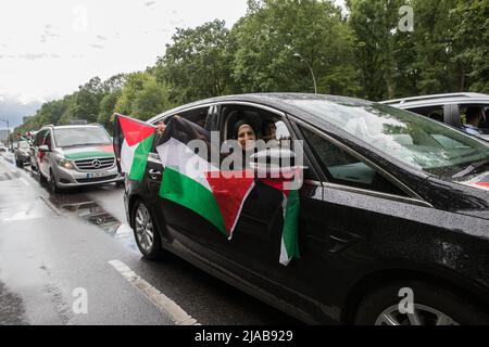 Berlin, Deutschland. 29.. Mai 2022. Pro-palästinensische Demonstranten versammelten sich am 29. Mai 2022 in Berlin wegen einer Autokolonne, um den Tod der palästinensisch-amerikanischen Journalistin Shereen Abu Aqleh zu verurteilen. (Foto: Michael Kuenne/PRESSCOV/Sipa USA) Quelle: SIPA USA/Alamy Live News Stockfoto