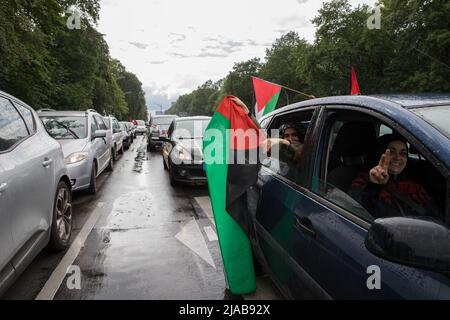 Berlin, Deutschland. 29.. Mai 2022. Pro-palästinensische Demonstranten versammelten sich am 29. Mai 2022 in Berlin wegen einer Autokolonne, um den Tod der palästinensisch-amerikanischen Journalistin Shereen Abu Aqleh zu verurteilen. (Foto: Michael Kuenne/PRESSCOV/Sipa USA) Quelle: SIPA USA/Alamy Live News Stockfoto