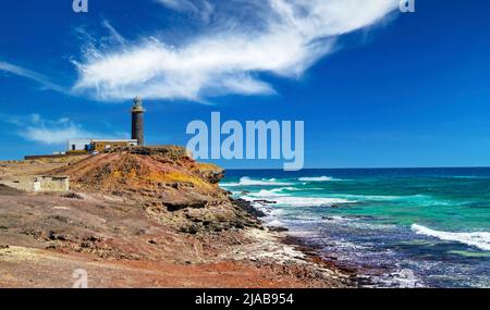 Wunderschöne wilde raue Küstenlandschaft, Leuchtturm auf steilen Klippen, zerklüftete Felsen, Meereswellen - Faro de Jandia, Süd-Fuerteventura Stockfoto