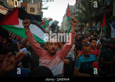 Am Sonntag, den 29. Mai 2022, schwenken Palästinenser während eines Protestes über die Spannungen in der Al-Aqsa Moschee in Jerusalem im Flüchtlingslager Jabalia im Norden des Gazastreifens palästinensische Fahnen. Die Stunden vor der israelischen „Flagge“ zum Jerusalem-Tag, der an die Vereinigung der Stadt nach der Annexion des östlichen Damaskus-Tors im Jahr 1967 erinnert. Jerusalem macht sich bereit für einen umstrittenen „flaggenmarsch“ von Israelis, der Warnungen vor einer neuen Eskalation seitens der palästinensischen Fraktionen ausgelöst hat. Foto von Ramez Habboub/ABACAPRESS.COM Stockfoto