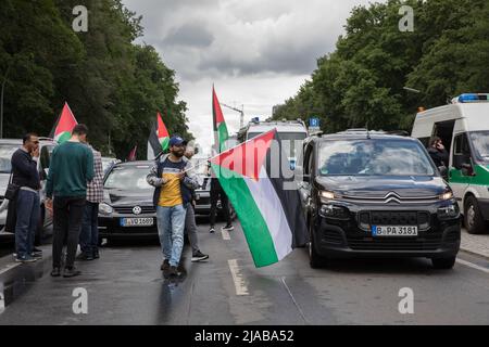 Berlin, Deutschland. 29.. Mai 2022. Pro-palästinensische Demonstranten versammelten sich am 29. Mai 2022 in Berlin wegen einer Autokolonne, um den Tod der palästinensisch-amerikanischen Journalistin Shereen Abu Aqleh zu verurteilen. (Foto: Michael Kuenne/PRESSCOV/Sipa USA) Quelle: SIPA USA/Alamy Live News Stockfoto