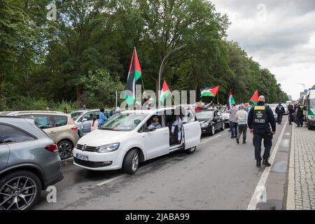 Berlin, Deutschland. 29.. Mai 2022. Pro-palästinensische Demonstranten versammelten sich am 29. Mai 2022 in Berlin wegen einer Autokolonne, um den Tod der palästinensisch-amerikanischen Journalistin Shereen Abu Aqleh zu verurteilen. (Foto: Michael Kuenne/PRESSCOV/Sipa USA) Quelle: SIPA USA/Alamy Live News Stockfoto