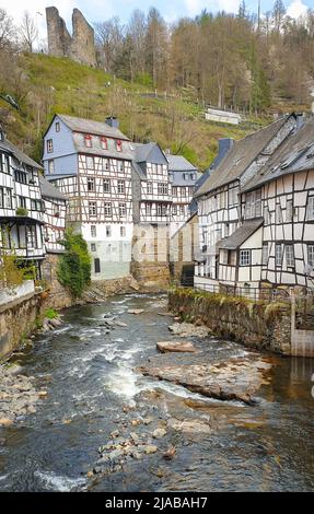 Historische deutsche Rahmenhäuser an der Ruhr in der Altstadt von Monschau Stockfoto