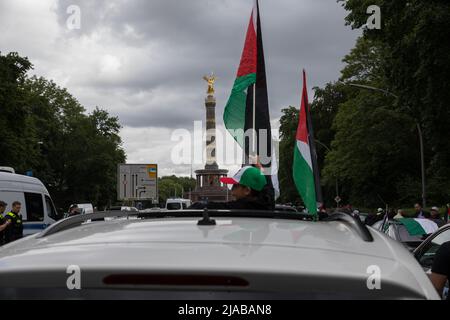 Berlin, Deutschland. 29.. Mai 2022. Pro-palästinensische Demonstranten versammelten sich am 29. Mai 2022 in Berlin wegen einer Autokolonne, um den Tod der palästinensisch-amerikanischen Journalistin Shereen Abu Aqleh zu verurteilen. (Foto: Michael Kuenne/PRESSCOV/Sipa USA) Quelle: SIPA USA/Alamy Live News Stockfoto