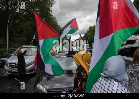 Berlin, Deutschland. 29.. Mai 2022. Pro-palästinensische Demonstranten versammelten sich am 29. Mai 2022 in Berlin wegen einer Autokolonne, um den Tod der palästinensisch-amerikanischen Journalistin Shereen Abu Aqleh zu verurteilen. (Foto: Michael Kuenne/PRESSCOV/Sipa USA) Quelle: SIPA USA/Alamy Live News Stockfoto