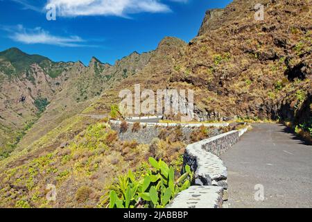Idyllische schmale, leere Berg-Serpentinenstraße durch raue Bergkette auf den kanarischen Inseln entlang des steilen Hanges, La Gomera Stockfoto