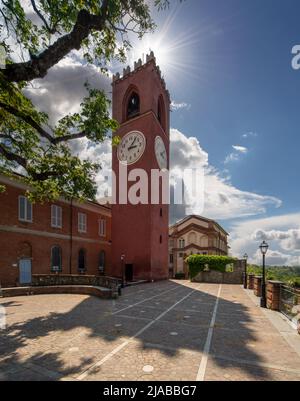 Dogliani, Langhe, Piemont, Italien - 17. Mai 2022: Der Civic Clock Tower im alten Borgo Castello (Castle Village) Stockfoto