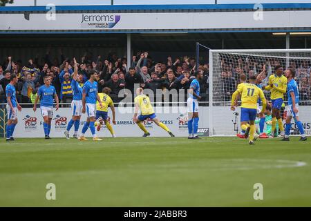 Alex Gudger #6 von Solihull Moors feiert sein Ziel, es 2-1 zu schaffen Stockfoto