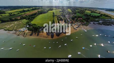 Ein Luftbild des Dorfes Waldringfield und des Flusses Deben in Suffolk, Großbritannien Stockfoto