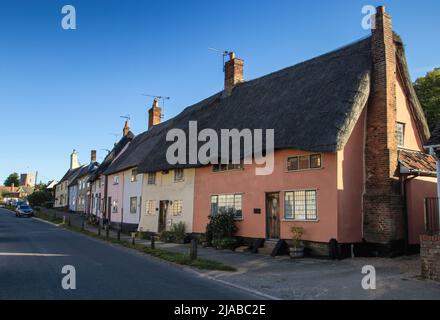 Eine Reihe von reetgedeckten Hütten im Dorf Haughley, Suffolk, Großbritannien Stockfoto