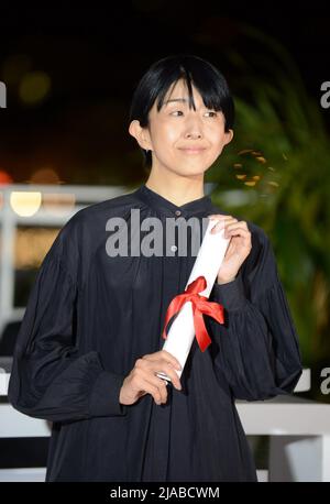 28. Mai 2022, CANNES, Frankreich: CANNES, FRANKREICH - 28. MAI: Regisseur Hayakawa Chie posiert mit dem Special Mention Award für einen ersten Film für ''Plan 75'' während der Fotoaktion des Gewinners während des jährlichen Filmfestivals in Cannes 75. im Palais des Festivals am 28. Mai 2022 in Cannes, Frankreich. (Bild: © Frederick Injimbert/ZUMA Press Wire) Stockfoto