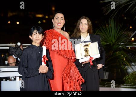 28. Mai 2022, CANNES, Frankreich: CANNES, FRANKREICH - 28. MAI: Präsident der Jury von Camera d'Or, Rossy De Palma (C) posiert mit Regisseur Chie Hayakawa (L), der die Special Mention für einen ersten Filmgewinnerin für ''Plan 75'' und Regisseur Gina Gammell (R) gewann, die die CamÃ©ra dâ €™oder Preis für einen ersten Film für ''war Pony'' bei der Gewinner Fotoaktion während der 75. jährlichen Cannes Filmfestival im Palais des Festivals am 28. Mai 2022 in Cannes, Frankreich. (Bild: © Frederick Injimbert/ZUMA Press Wire) Stockfoto