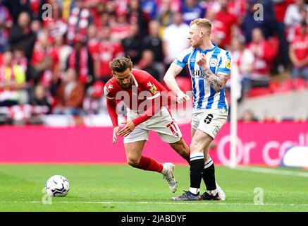 Philip Zinckernagel von Nottingham Forest (links) wird während des Play-off-Finales der Sky Bet Championship im Wembley Stadium, London, von Lewis O'Brien, Huddersfield Town, das Trikot gezogen. Bilddatum: Sonntag, 29. Mai 2022. Stockfoto