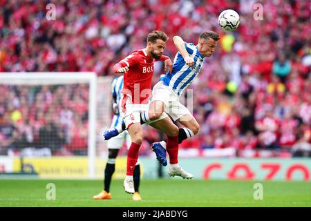 Philip Zinckernagel von Nottingham Forest (links) und Jonathan Hogg von Huddersfield Town kämpfen während des Play-off-Finales der Sky Bet Championship im Wembley Stadium, London, um den Ball. Bilddatum: Sonntag, 29. Mai 2022. Stockfoto