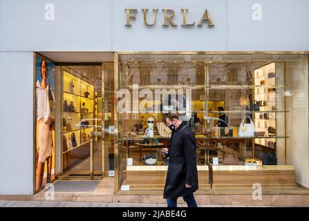 26. März 2022, Madrid, Spanien: Ein Fußgänger geht am italienischen Bekleidungsmarkt Furla in Spanien vorbei. (Bild: © Xavi Lopez/SOPA Images via ZUMA Press Wire) Stockfoto