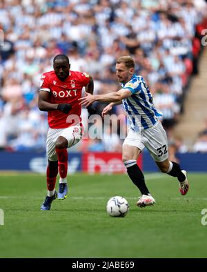 Keinan Davis (links) von Nottingham Forest und Tom Lees von Huddersfield Town kämpfen im Play-off-Finale der Sky Bet Championship im Wembley Stadium, London, um den Ball. Bilddatum: Sonntag, 29. Mai 2022. Stockfoto