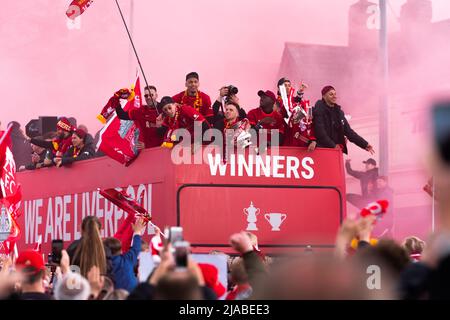 Liverpool, Großbritannien. 29.. Mai 2022 - Trotz der Niederlage der letzten Nacht beim Champions League-Finale nimmt der Liverpool Football Club an einer offenen Busparade Teil, um den FA Cup und das vom Team Anfang des Jahres gewonnene Silber des Carabao Cup zu präsentieren. Kredit: Christopher Middleton/Alamy Live Nachrichten Stockfoto